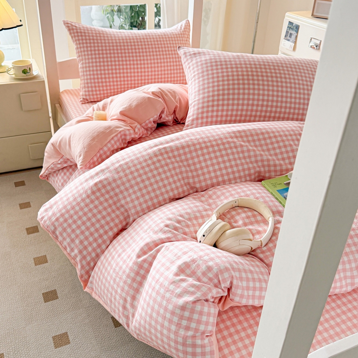 91家纺网 家纺一手货源 找家纺 盛秋家纺 2025新款水洗棉格子学生小三套套件 粉小格+奶油粉