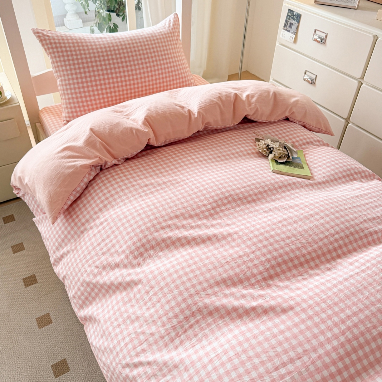 91家纺网 家纺一手货源 找家纺 盛秋家纺 2025新款水洗棉格子学生小三套套件 粉小格+奶油粉