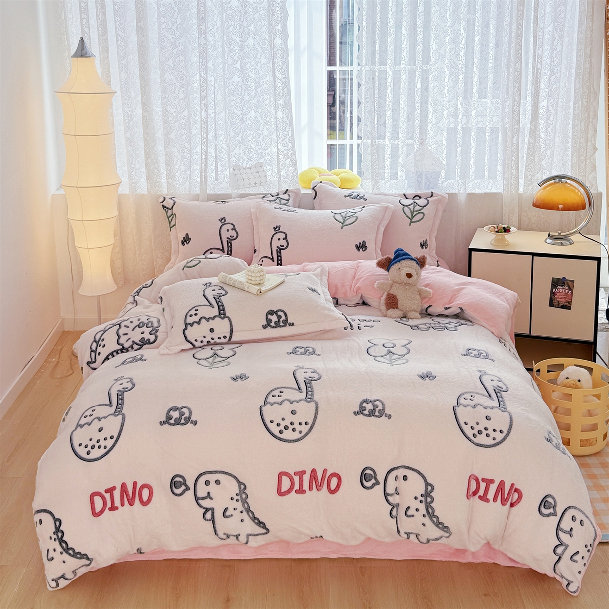 91家纺网 家纺一手货源 找家纺 曼町家居 2025新款雪花绒四件套 恐龙乐园