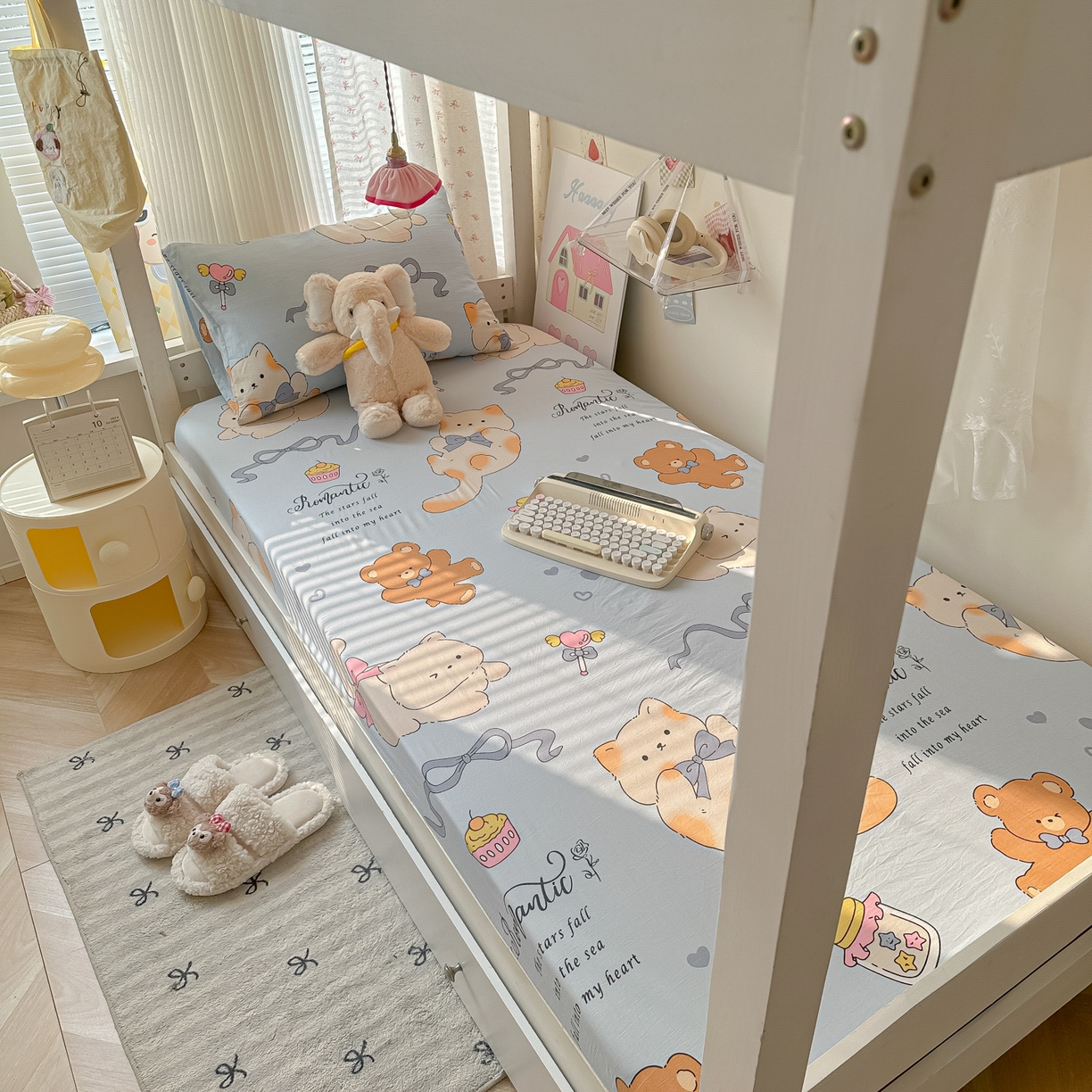 91家纺网 家纺一手货源 找家纺 韩巢家纺 2025新款上下铺学生宿舍专用床笠单件寝室高低床热销款防滑床单床套 小猫逃离记