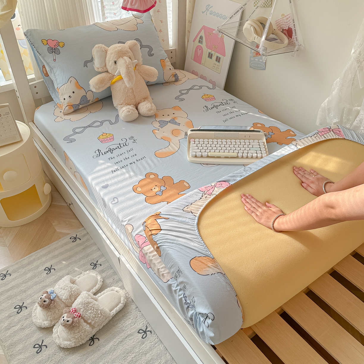 91家纺网 家纺一手货源 找家纺 韩巢家纺 2025新款上下铺学生宿舍专用床笠单件寝室高低床热销款防滑床单床套 小猫逃离记