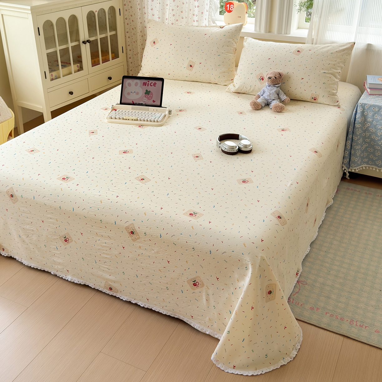 91家纺网 家纺一手货源 找家纺 沐芷 2025 A类双层纱花边床单单件 单人双人床单三件套 草莓糖霜