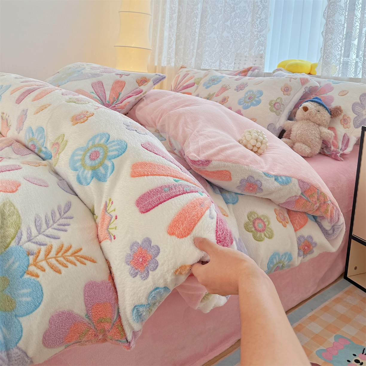 91家纺网 家纺一手货源 找家纺 曼町家居 2025新款雪花绒四件套 爱丽丝