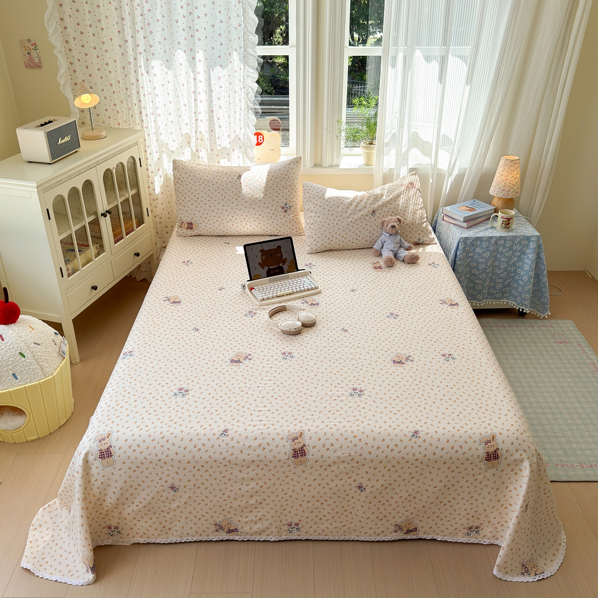 91家纺网 家纺一手货源 找家纺 沐芷 2025 A类双层纱花边床单单件 单人双人床单三件套 春日小熊