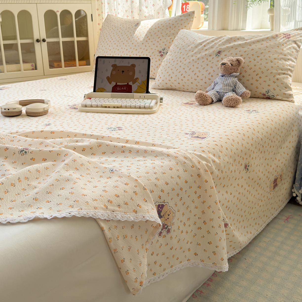 91家纺网 家纺一手货源 找家纺 沐芷 2025 A类双层纱花边床单单件 单人双人床单三件套 春日小熊