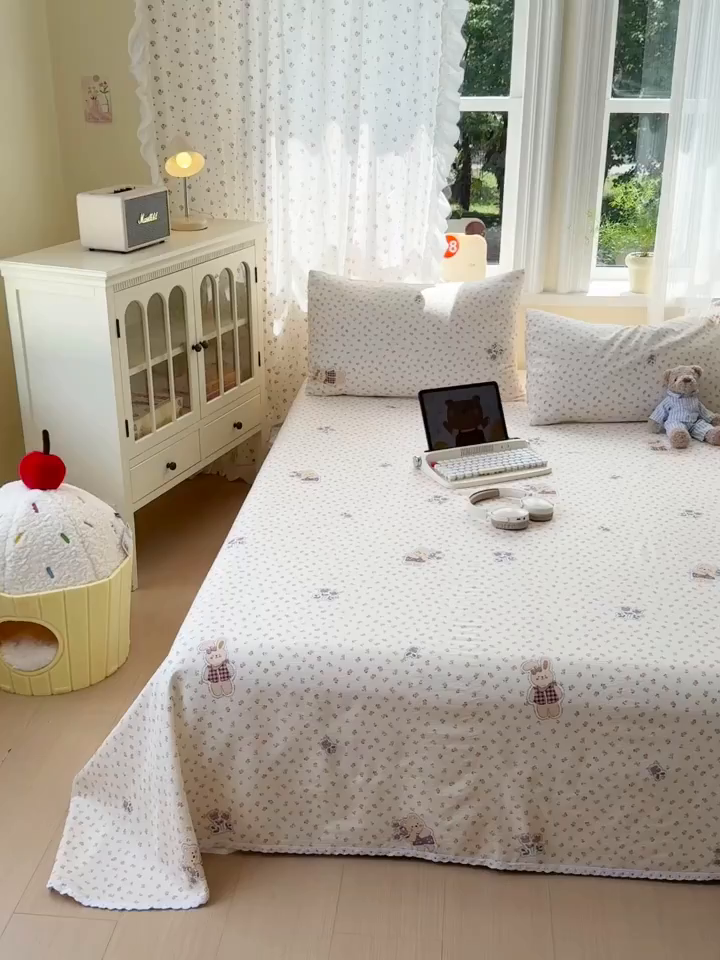 91家纺网 家纺一手货源 找家纺 沐芷 2025 A类双层纱花边床单单件 单人双人床单三件套 春日小熊