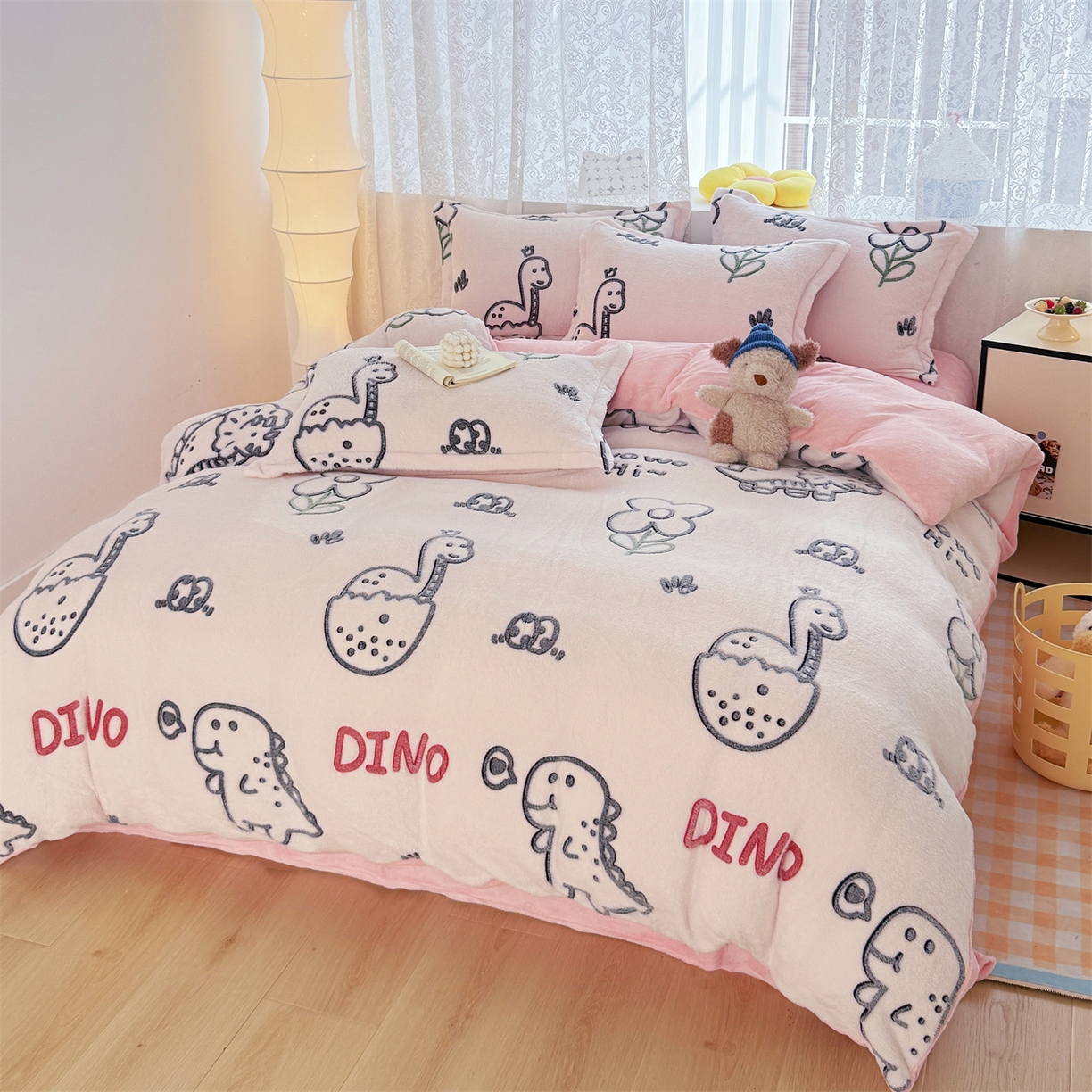 91家纺网 家纺一手货源 找家纺 曼町家居 2025新款雪花绒四件套 恐龙乐园