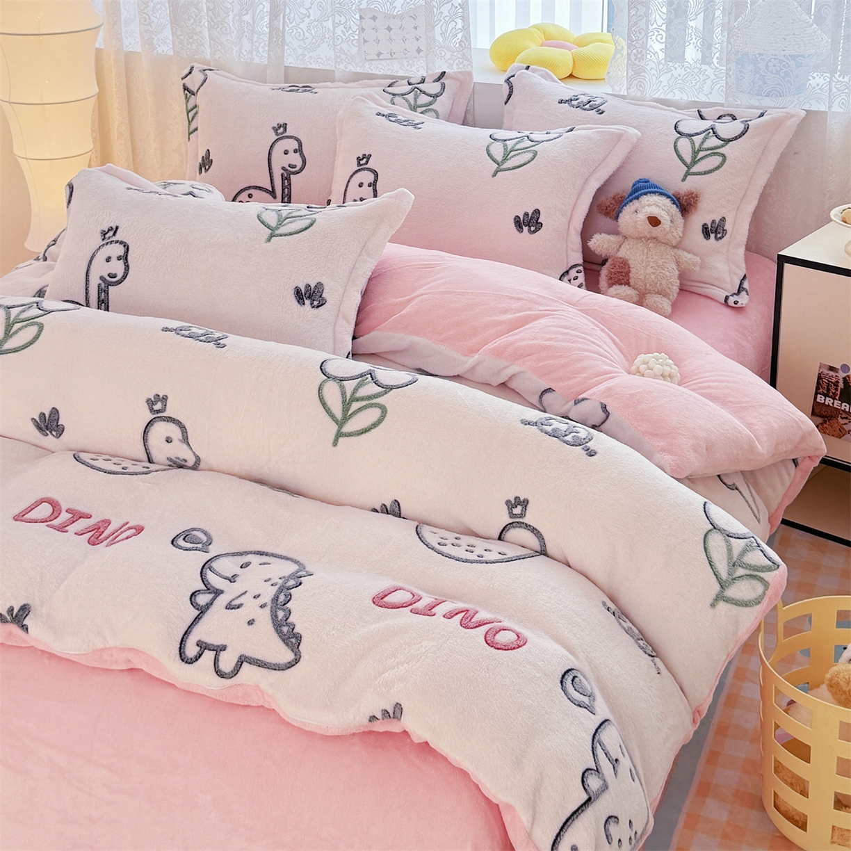 91家纺网 家纺一手货源 找家纺 曼町家居 2025新款雪花绒四件套 恐龙乐园