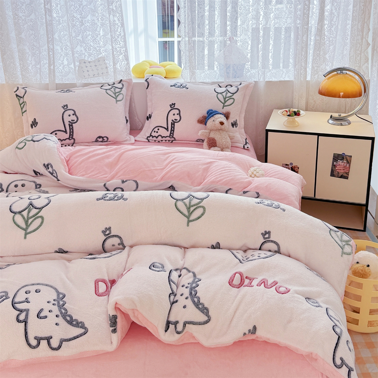 91家纺网 家纺一手货源 找家纺 曼町家居 2025新款雪花绒四件套 恐龙乐园