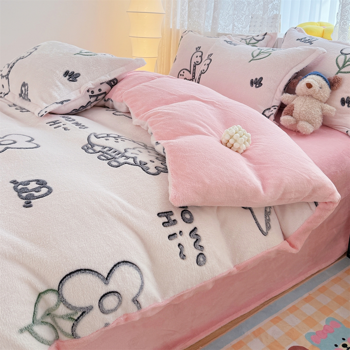 91家纺网 家纺一手货源 找家纺 曼町家居 2025新款雪花绒四件套 恐龙乐园