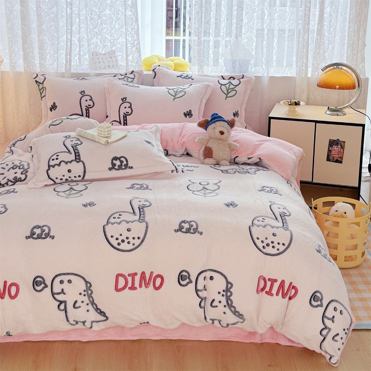 91家纺网 家纺一手货源 找家纺 曼町家居 2025新款雪花绒四件套 恐龙乐园