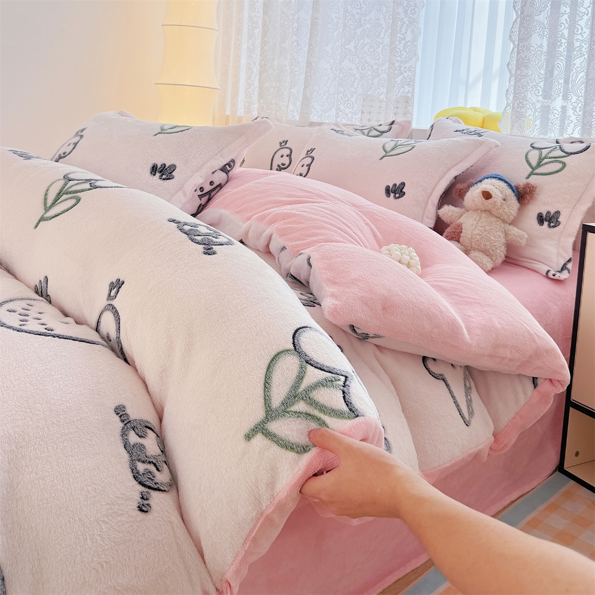 91家纺网 家纺一手货源 找家纺 曼町家居 2025新款雪花绒四件套 恐龙乐园