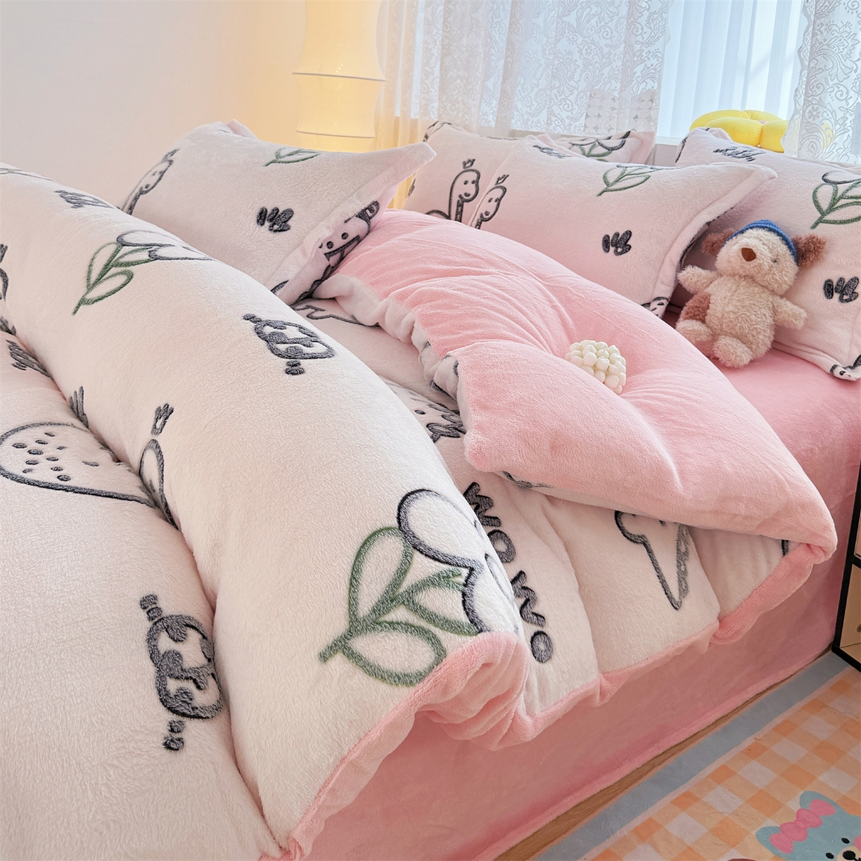 91家纺网 家纺一手货源 找家纺 曼町家居 2025新款雪花绒四件套 恐龙乐园