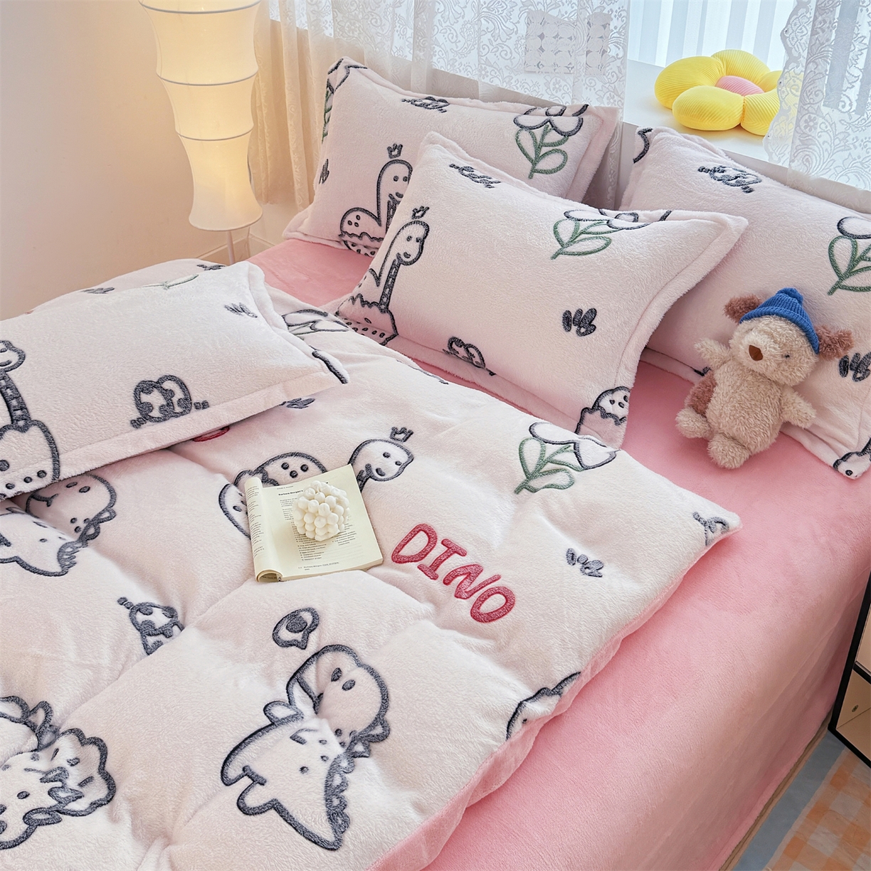 91家纺网 家纺一手货源 找家纺 曼町家居 2025新款雪花绒四件套 恐龙乐园