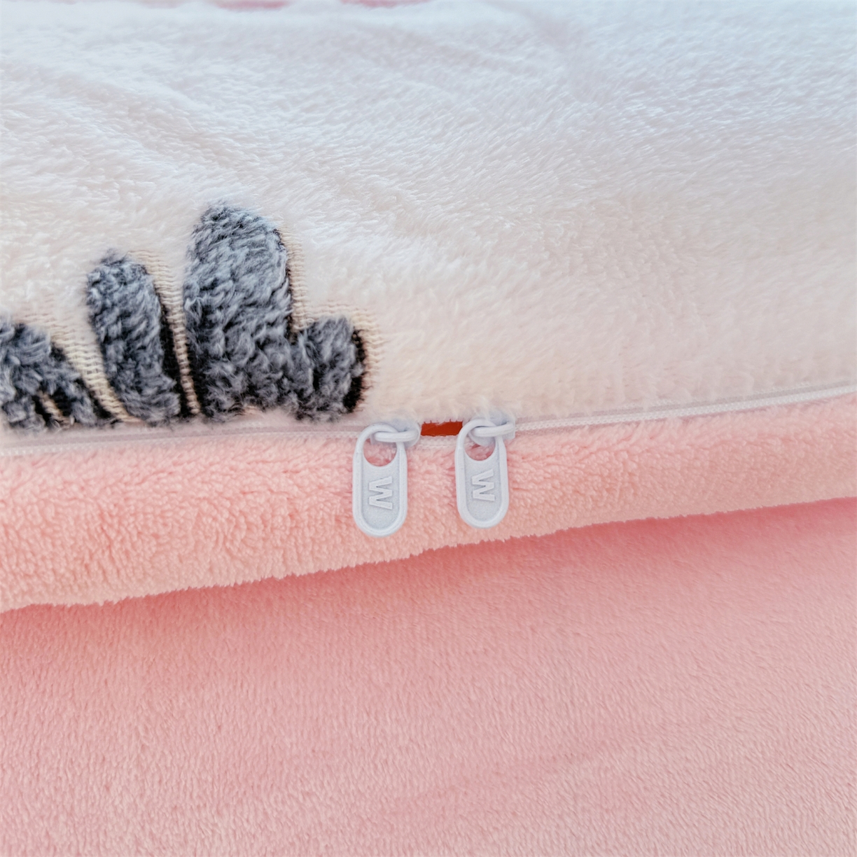 91家纺网 家纺一手货源 找家纺 曼町家居 2025新款雪花绒四件套 恐龙乐园