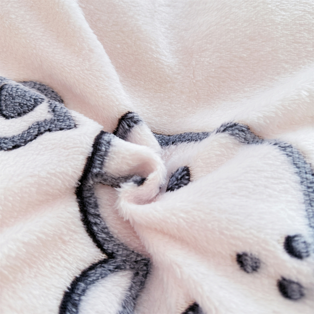 91家纺网 家纺一手货源 找家纺 曼町家居 2025新款雪花绒四件套 恐龙乐园