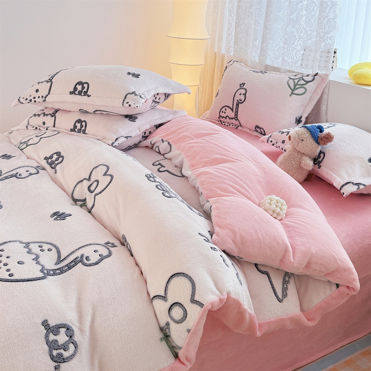 91家纺网 家纺一手货源 找家纺 曼町家居 2025新款雪花绒四件套 恐龙乐园