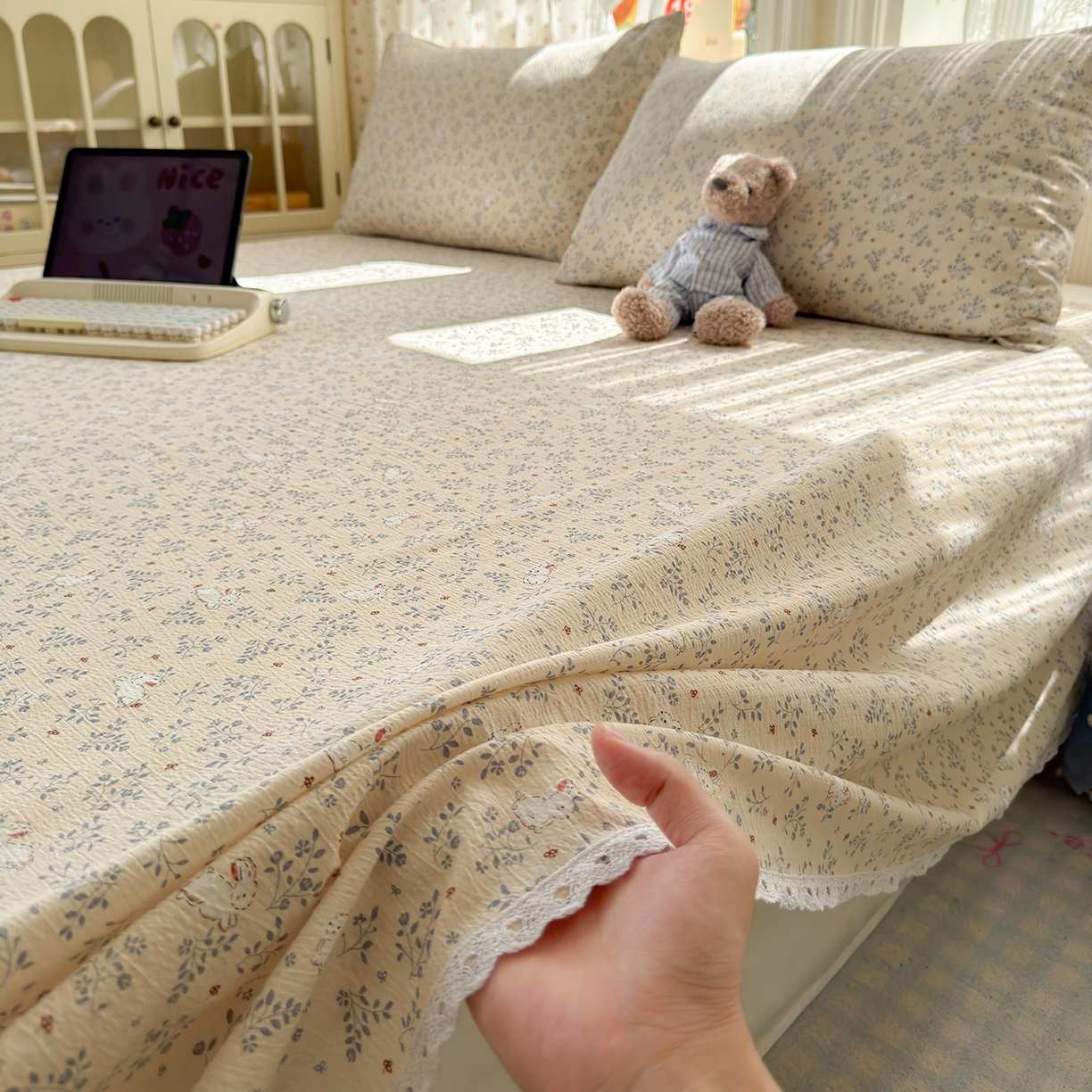 91家纺网 家纺一手货源 找家纺 沐芷 2025 A类双层纱花边床单单件 单人双人床单三件套 花园兔