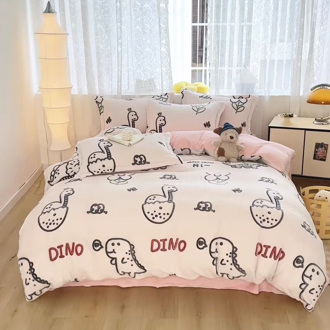 91家纺网 家纺一手货源 找家纺 曼町家居 2025新款雪花绒四件套 恐龙乐园