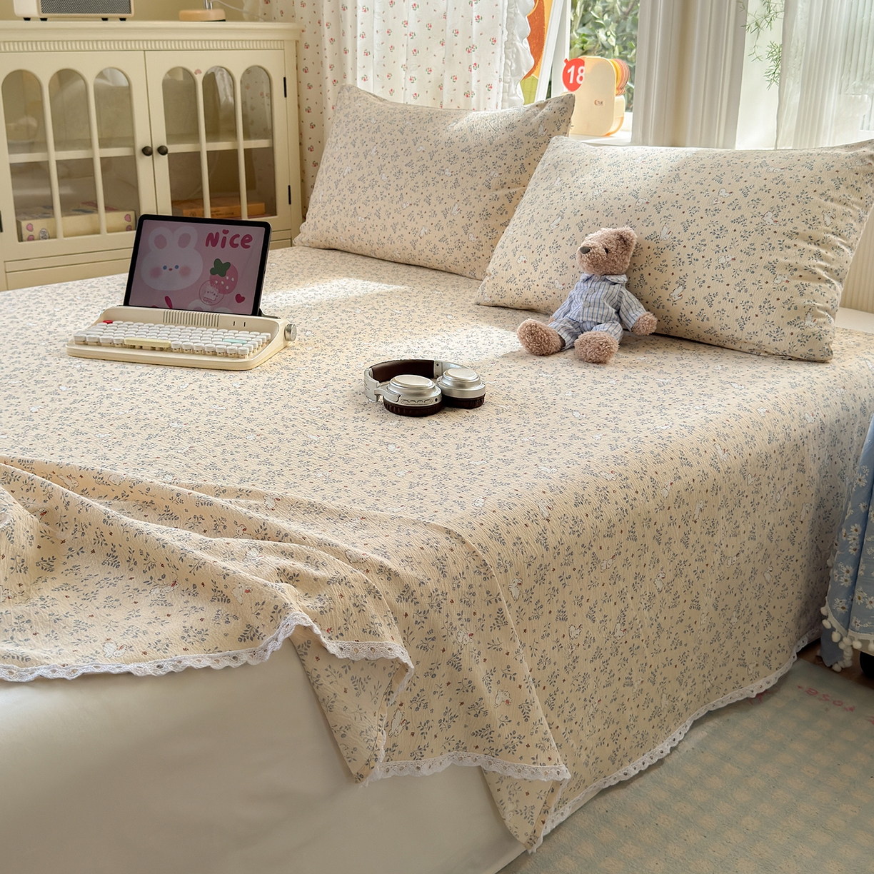 91家纺网 家纺一手货源 找家纺 沐芷 2025 A类双层纱花边床单单件 单人双人床单三件套 花园兔