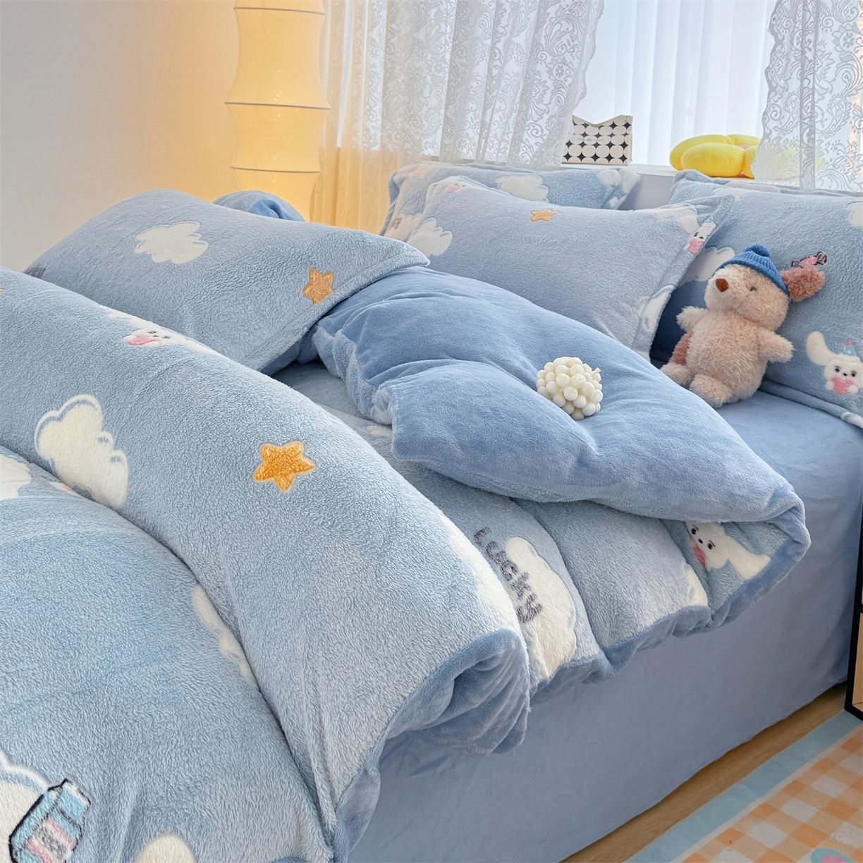 91家纺网 家纺一手货源 找家纺 曼町家居 2025新款雪花绒四件套 蓝色大耳狗