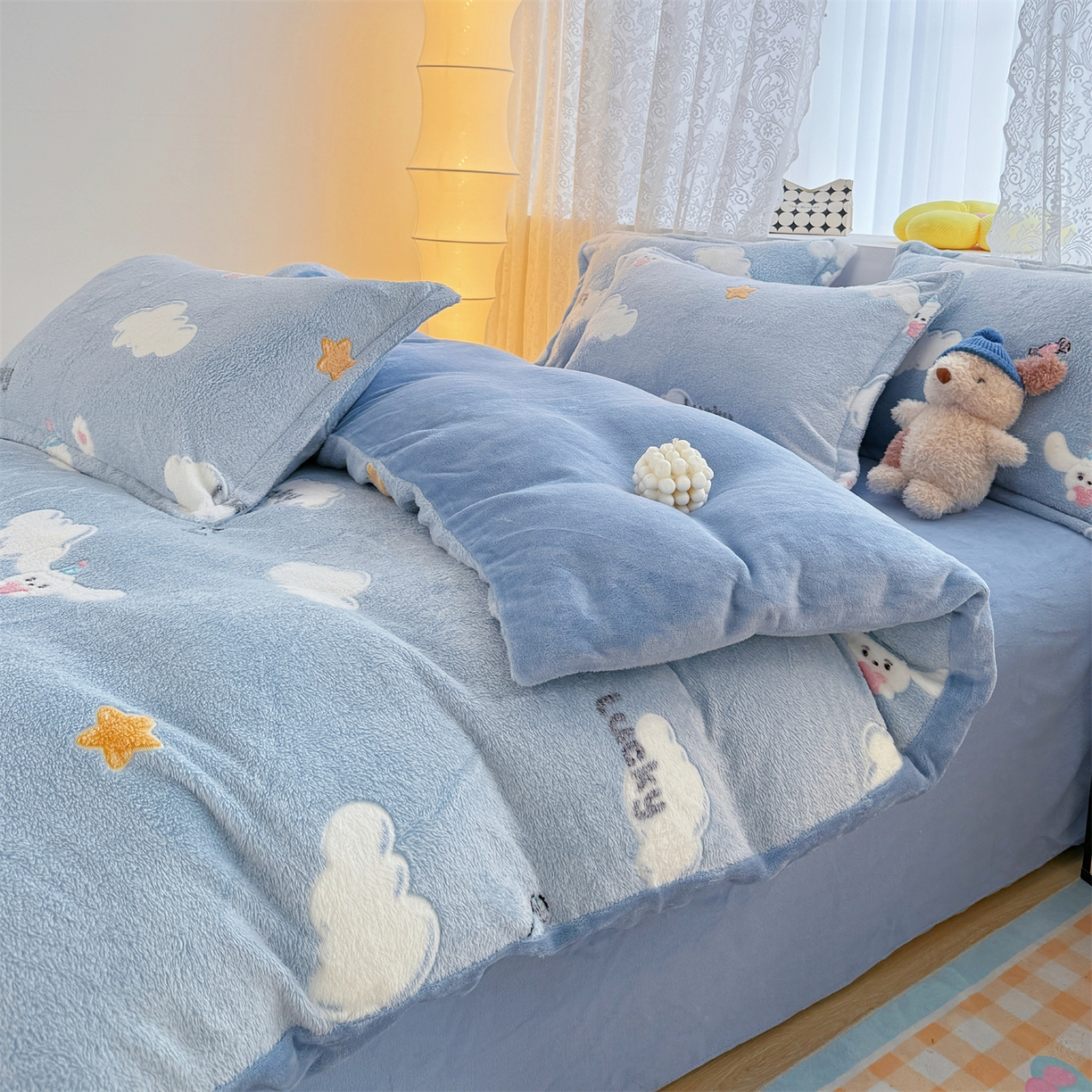 91家纺网 家纺一手货源 找家纺 曼町家居 2025新款雪花绒四件套 蓝色大耳狗