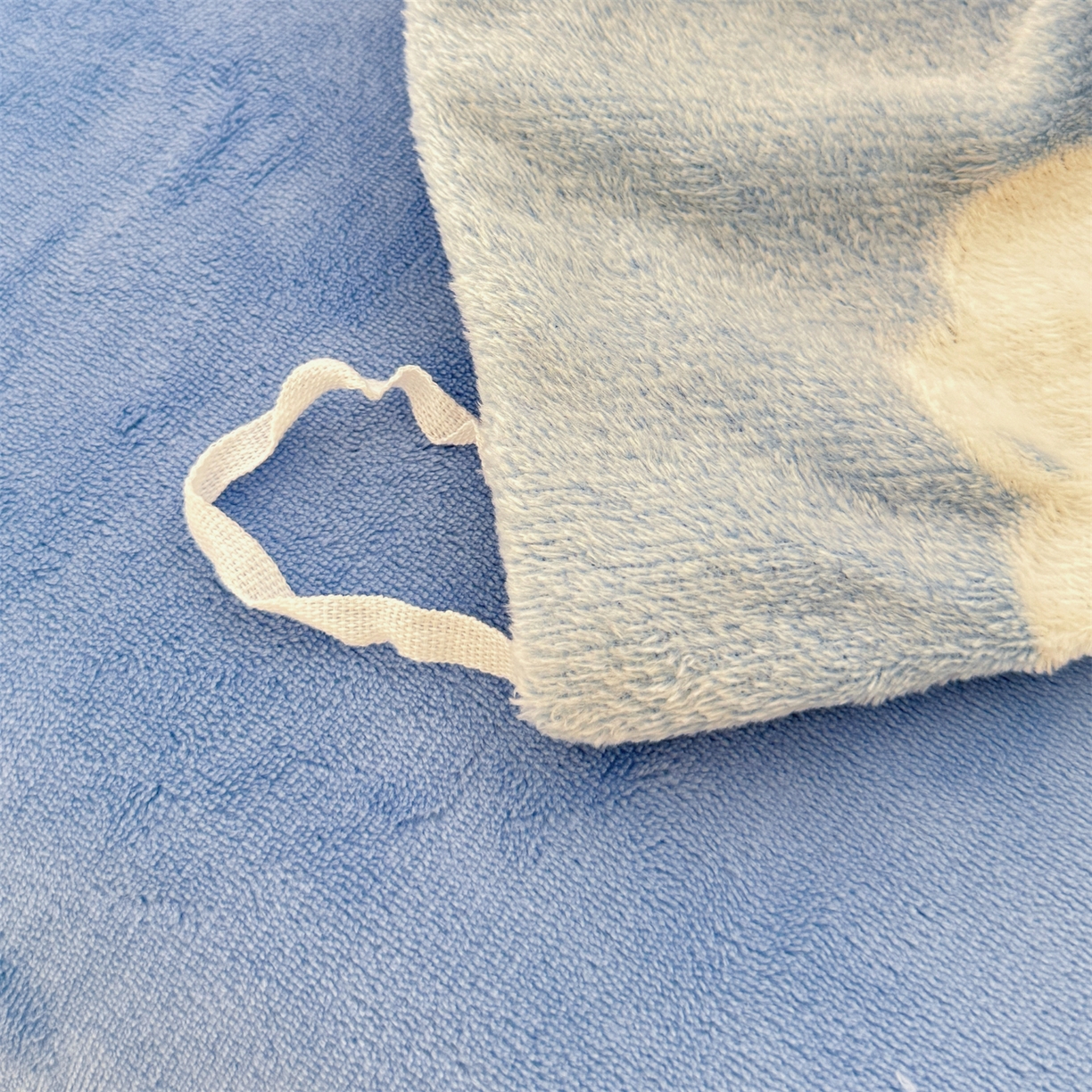 91家纺网 家纺一手货源 找家纺 曼町家居 2025新款雪花绒四件套 蓝色大耳狗