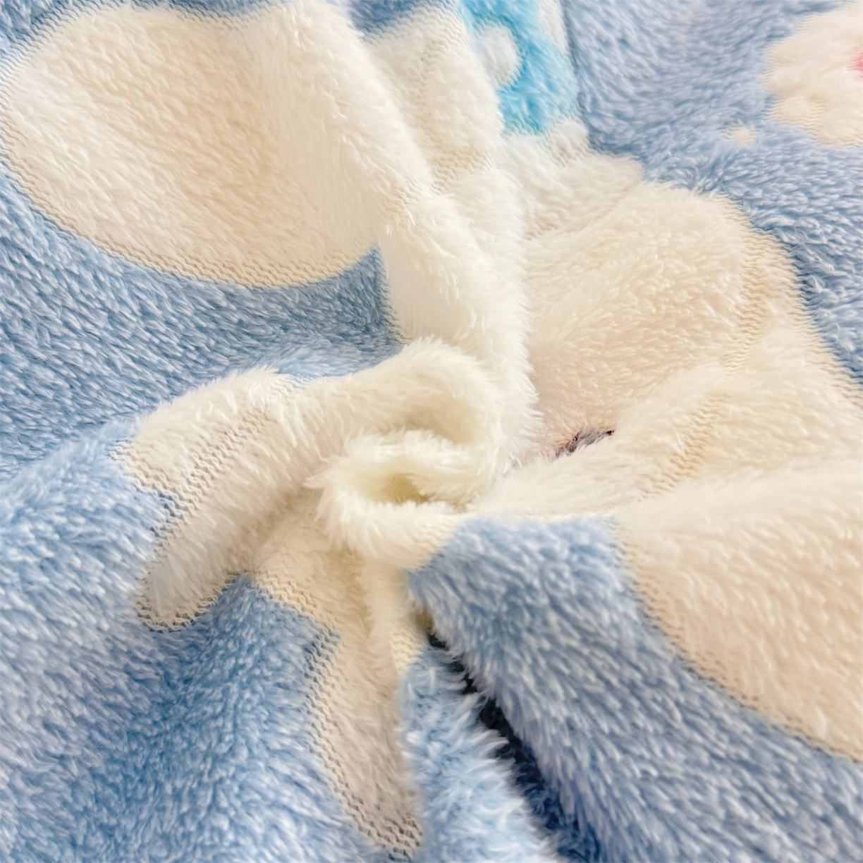 91家纺网 家纺一手货源 找家纺 曼町家居 2025新款雪花绒四件套 蓝色大耳狗