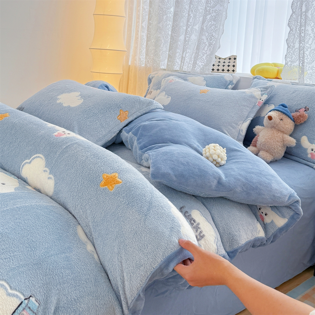 91家纺网 家纺一手货源 找家纺 曼町家居 2025新款雪花绒四件套 蓝色大耳狗