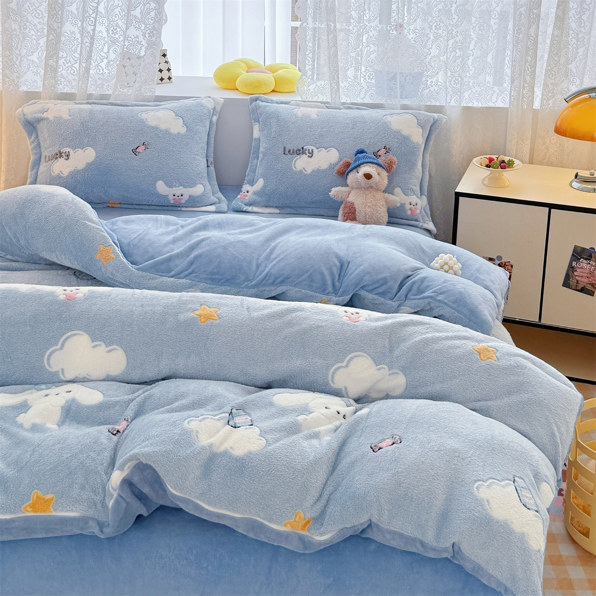 91家纺网 家纺一手货源 找家纺 曼町家居 2025新款雪花绒四件套 蓝色大耳狗