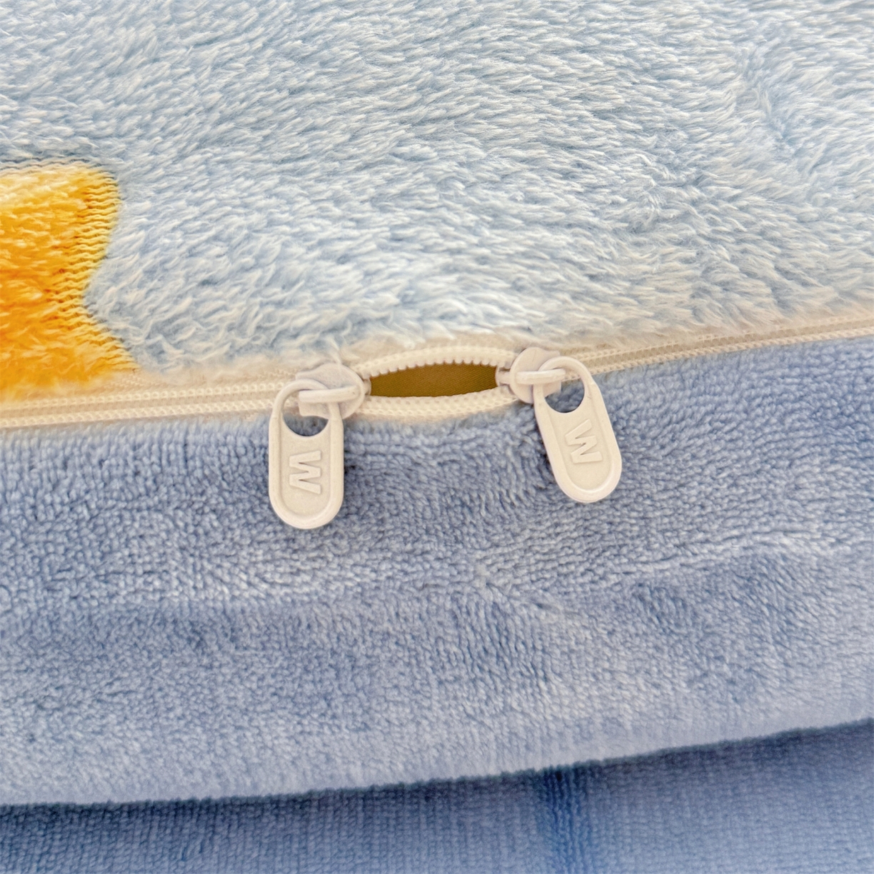 91家纺网 家纺一手货源 找家纺 曼町家居 2025新款雪花绒四件套 蓝色大耳狗