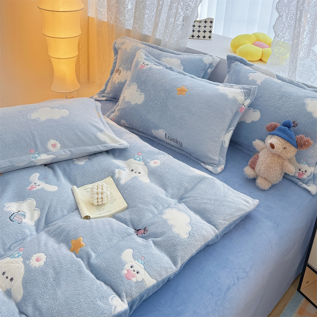 91家纺网 家纺一手货源 找家纺 曼町家居 2025新款雪花绒四件套 蓝色大耳狗