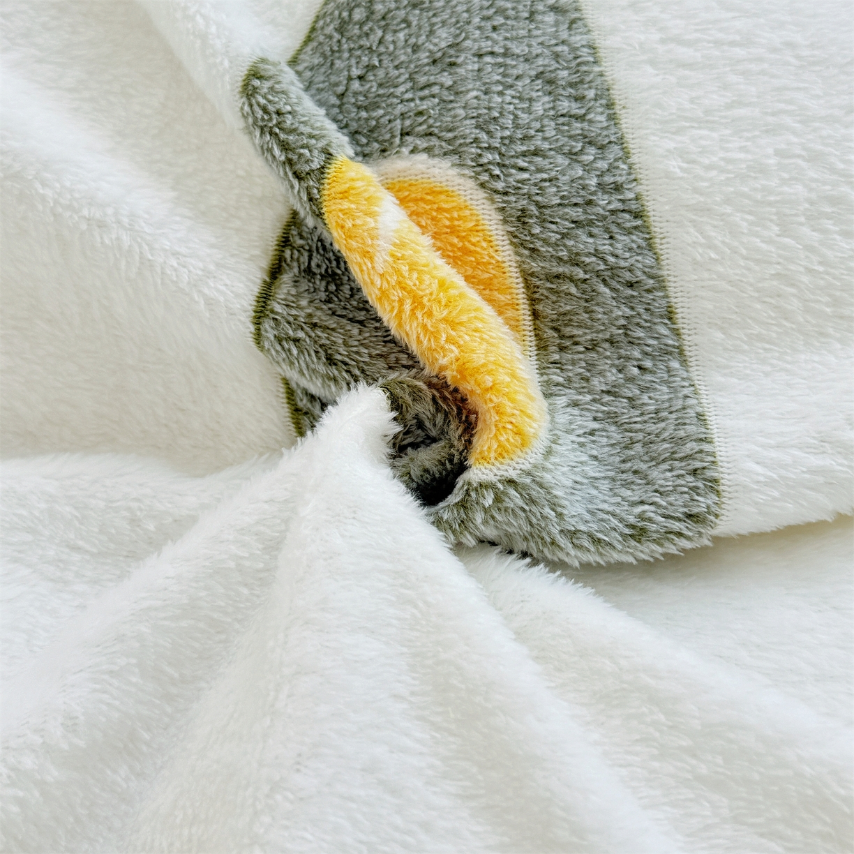 91家纺网 家纺一手货源 找家纺 曼町家居 2025新款雪花绒四件套 牛油果