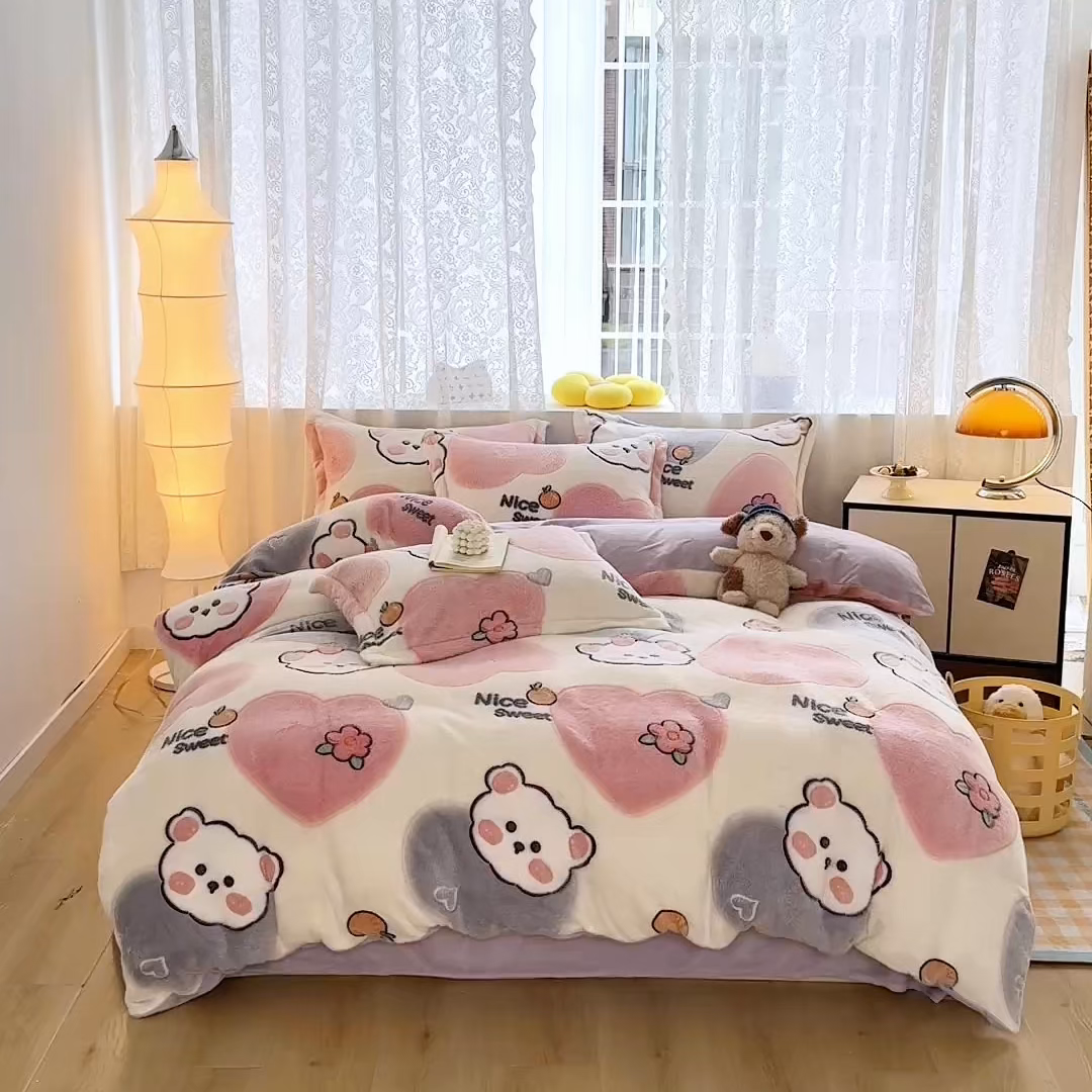 91家纺网 家纺一手货源 找家纺 曼町家居 2025新款雪花绒四件套 甜蜜小熊