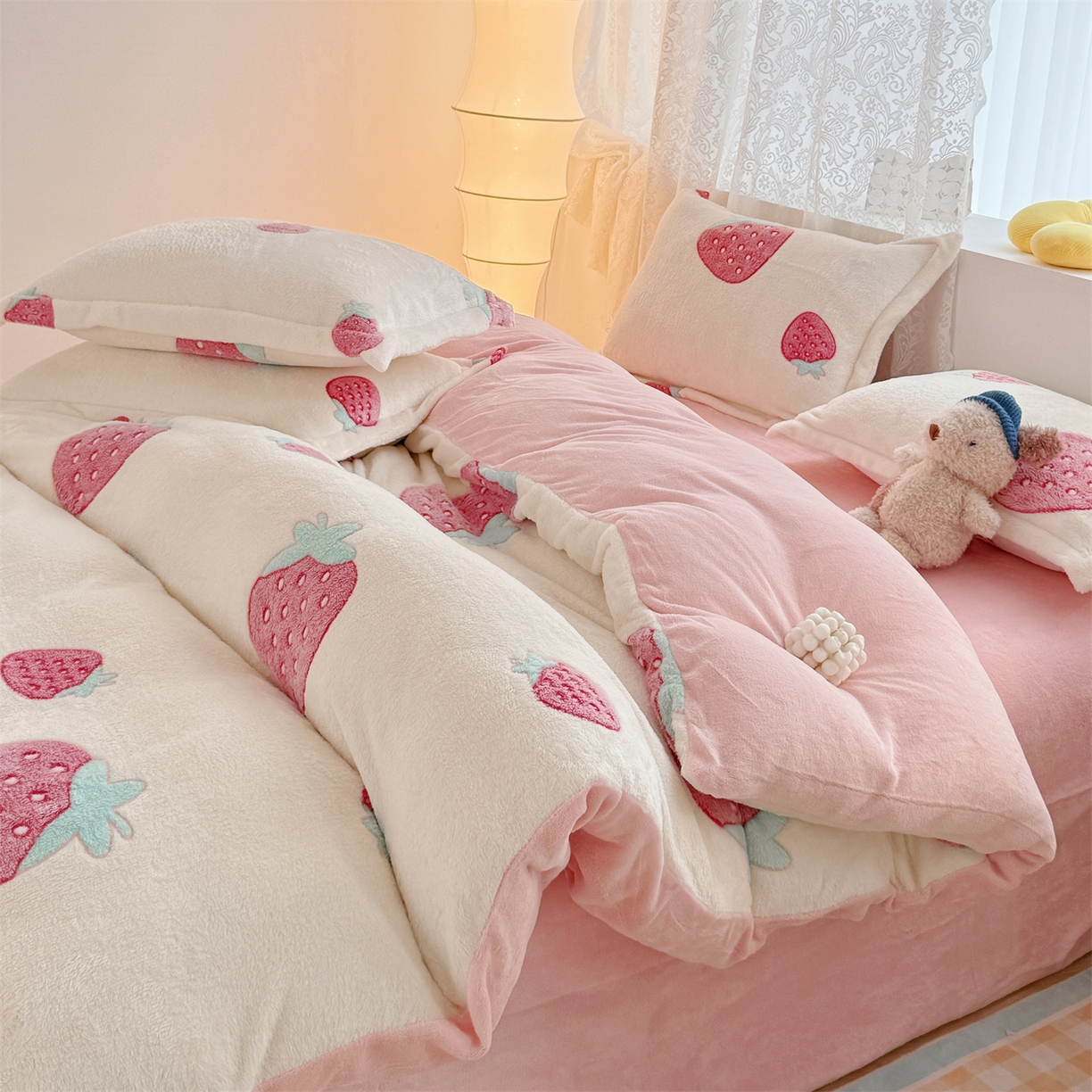 91家纺网 家纺一手货源 找家纺 曼町家居 2025新款雪花绒四件套 甜心草莓