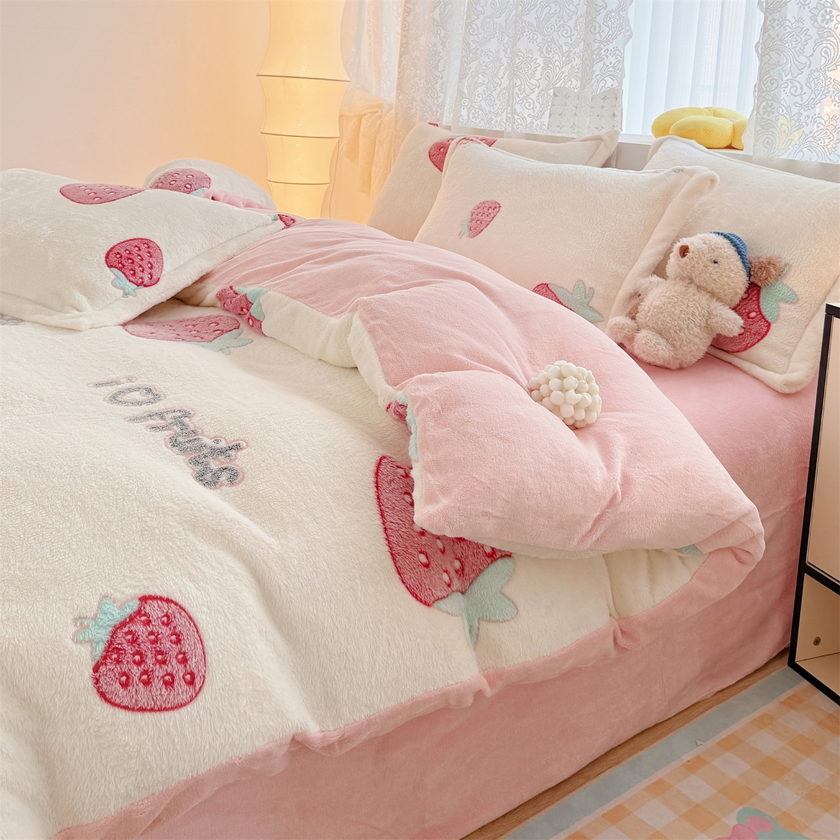 91家纺网 家纺一手货源 找家纺 曼町家居 2025新款雪花绒四件套 甜心草莓