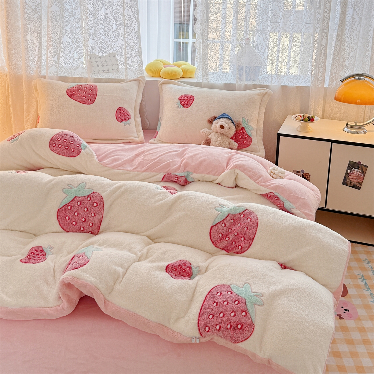 91家纺网 家纺一手货源 找家纺 曼町家居 2025新款雪花绒四件套 甜心草莓
