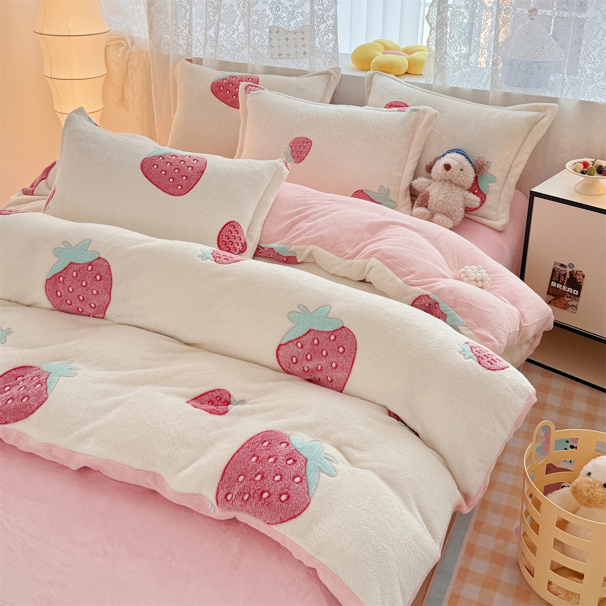 91家纺网 家纺一手货源 找家纺 曼町家居 2025新款雪花绒四件套 甜心草莓