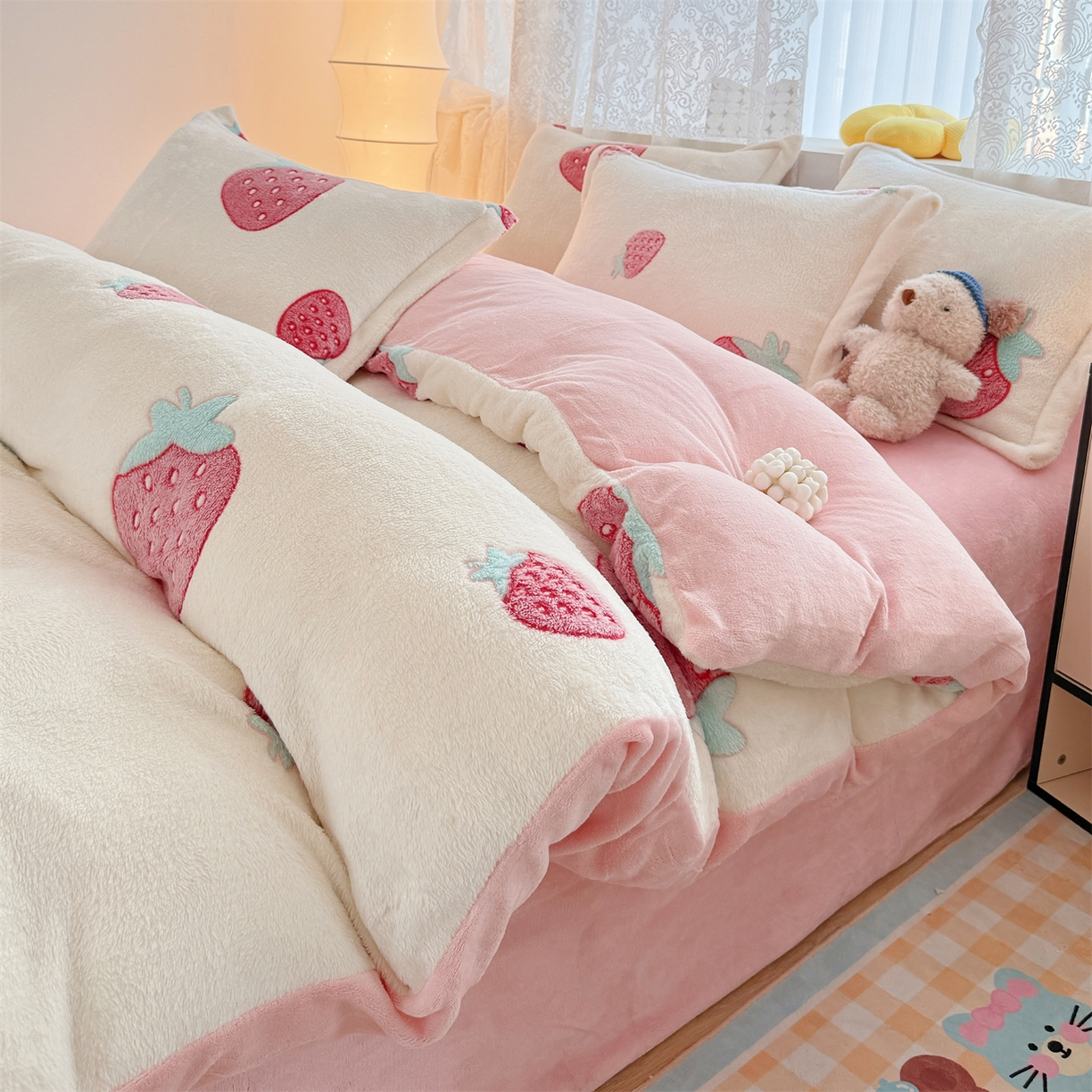 91家纺网 家纺一手货源 找家纺 曼町家居 2025新款雪花绒四件套 甜心草莓