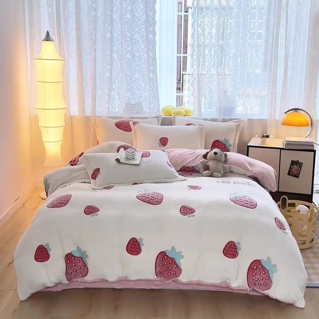 91家纺网 家纺一手货源 找家纺 曼町家居 2025新款雪花绒四件套 甜心草莓