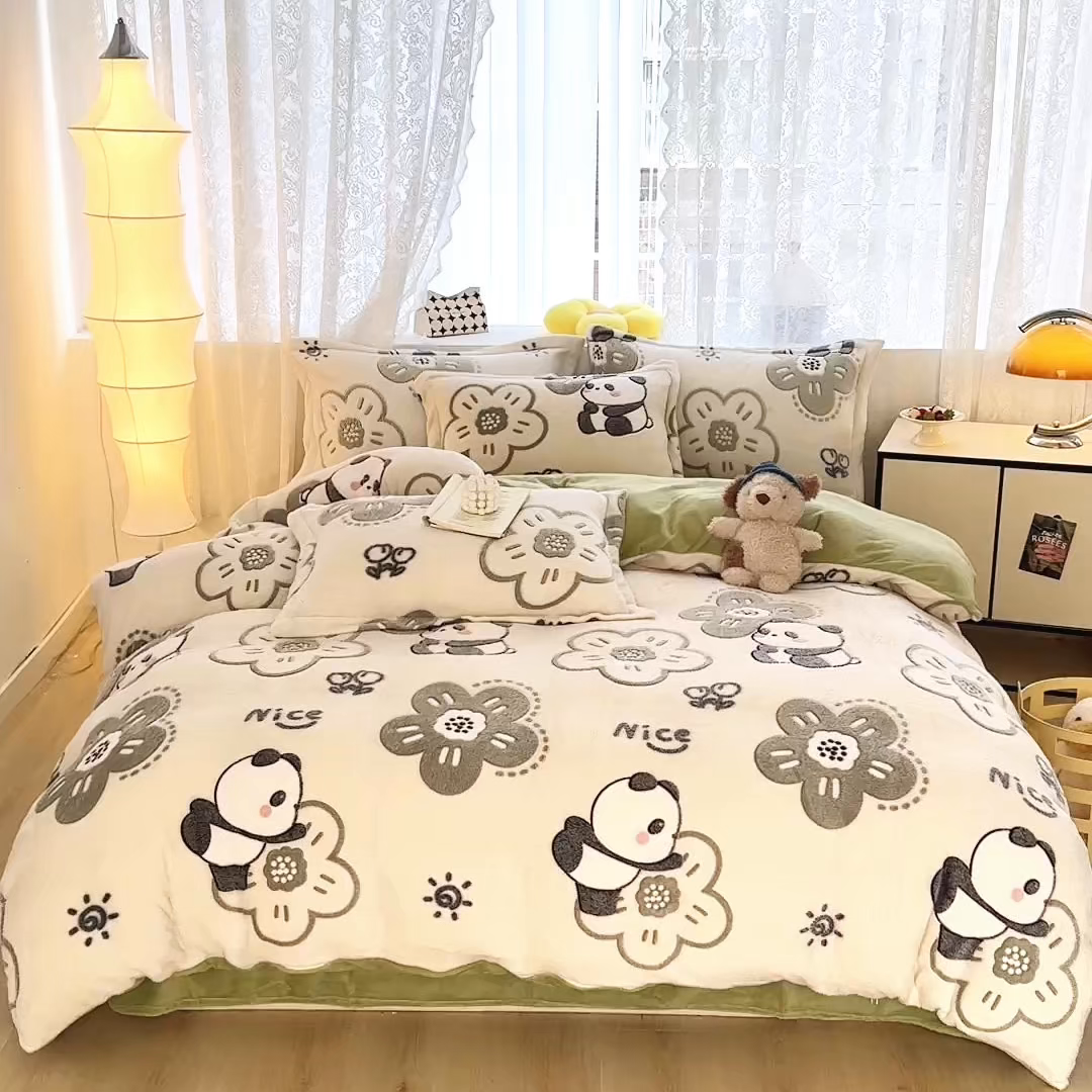 91家纺网 家纺一手货源 找家纺 曼町家居 2025新款雪花绒四件套 熊猫宝贝