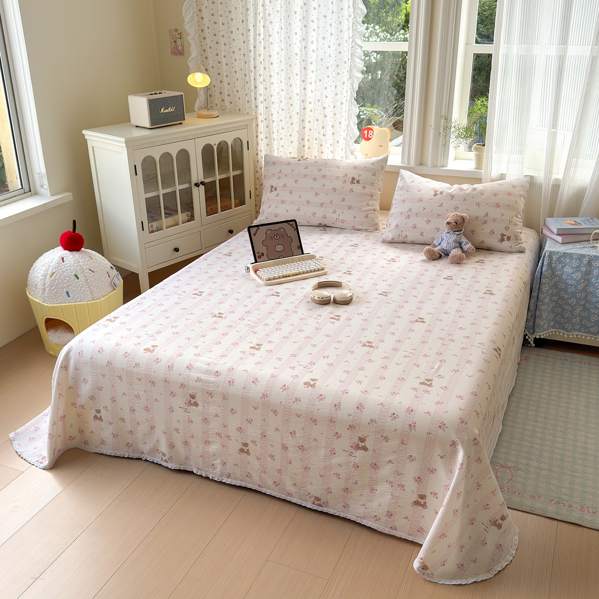 91家纺网 家纺一手货源 找家纺 沐芷 2025 A类双层纱花边床单单件 单人双人床单三件套 玫瑰熊