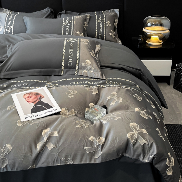 91家纺网 家纺一手货源 找家纺 千希家纺 2025新款彩金浮雕四件套-简奢系列 简奢-高级灰