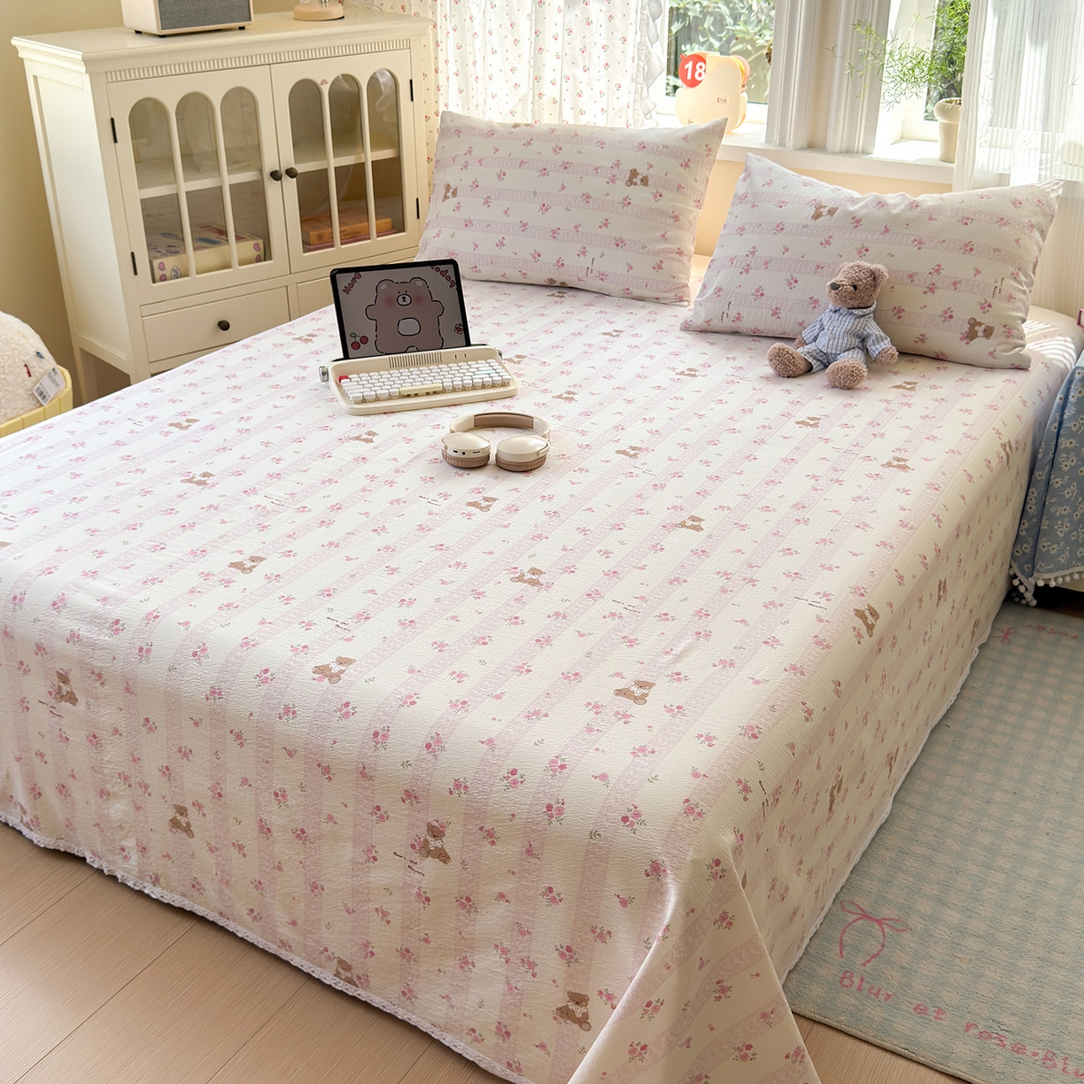 91家纺网 家纺一手货源 找家纺 沐芷 2025 A类双层纱花边床单单件 单人双人床单三件套 玫瑰熊