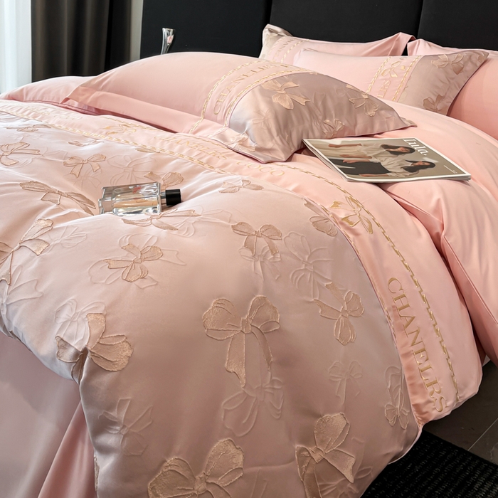 91家纺网 家纺一手货源 找家纺 千希家纺 2025新款彩金浮雕四件套-简奢系列 简奢-玫瑰粉