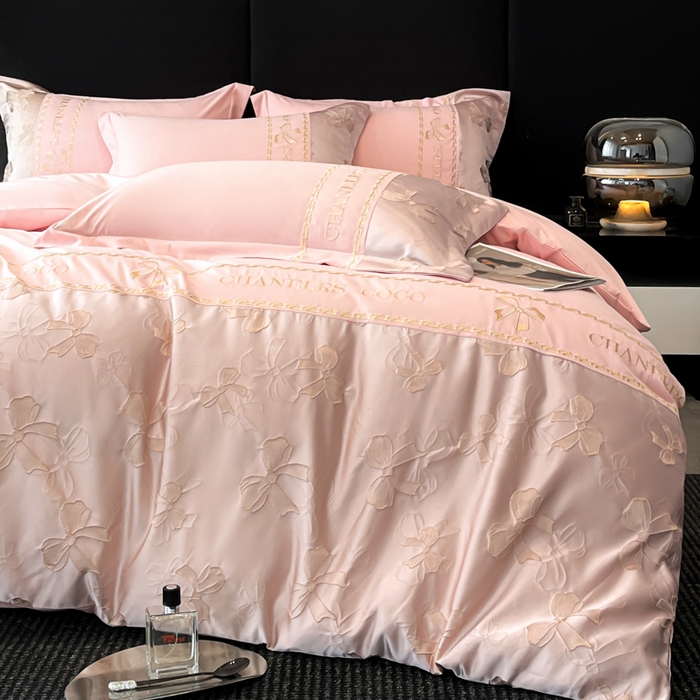 91家纺网 家纺一手货源 找家纺 千希家纺 2025新款彩金浮雕四件套-简奢系列 简奢-玫瑰粉
