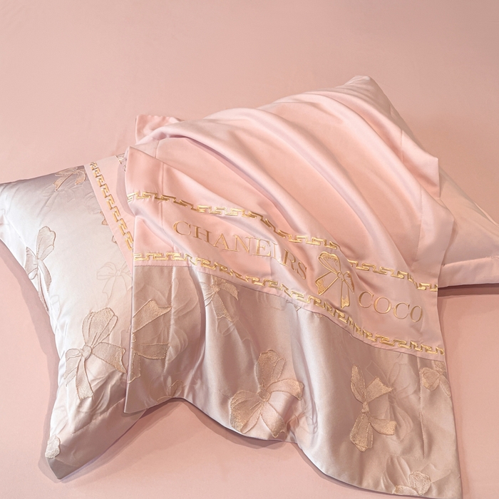 91家纺网 家纺一手货源 找家纺 千希家纺 2025新款彩金浮雕四件套-简奢系列 简奢-玫瑰粉