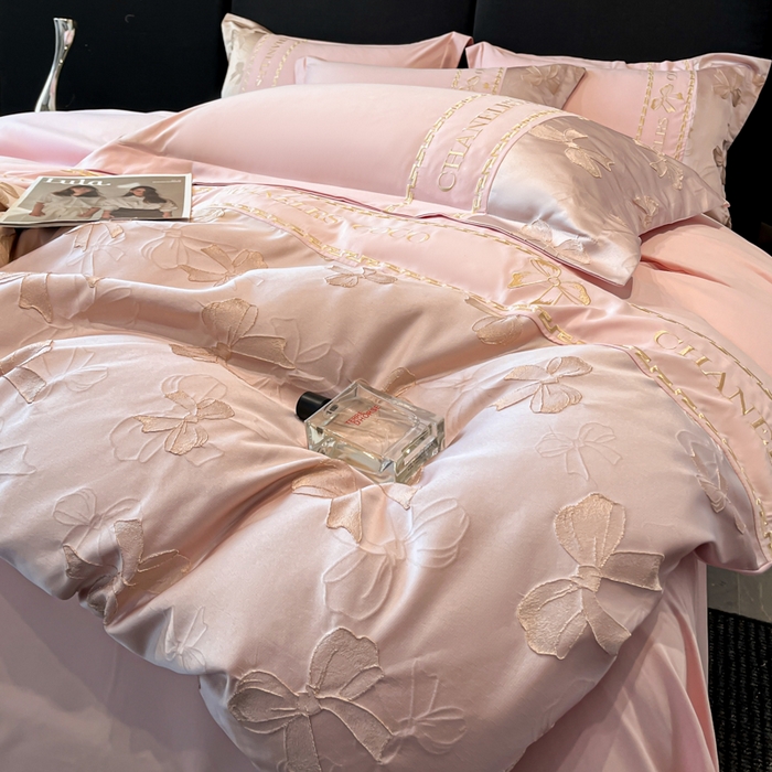91家纺网 家纺一手货源 找家纺 千希家纺 2025新款彩金浮雕四件套-简奢系列 简奢-玫瑰粉