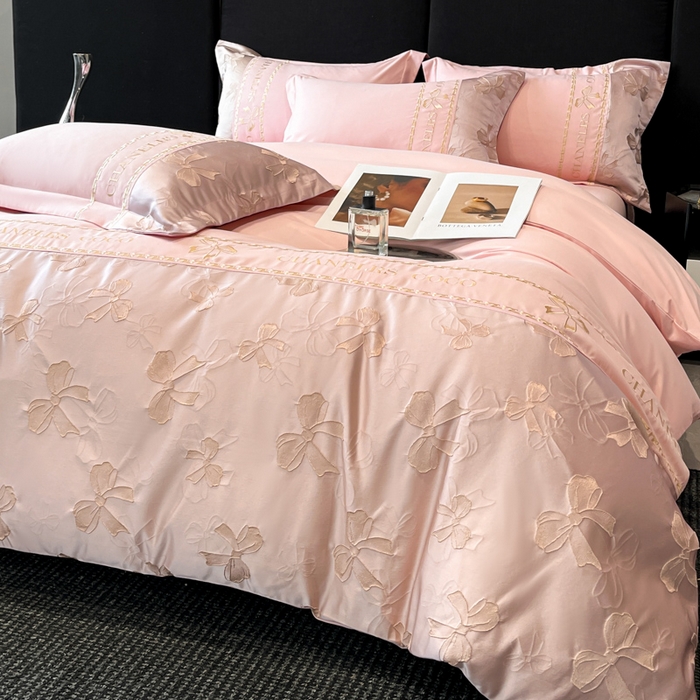 91家纺网 家纺一手货源 找家纺 千希家纺 2025新款彩金浮雕四件套-简奢系列 简奢-玫瑰粉