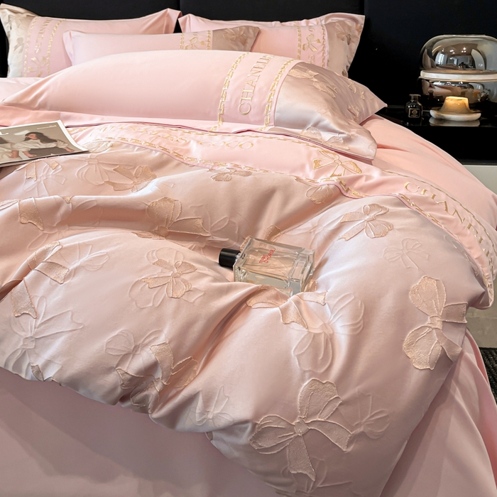 91家纺网 家纺一手货源 找家纺 千希家纺 2025新款彩金浮雕四件套-简奢系列 简奢-玫瑰粉
